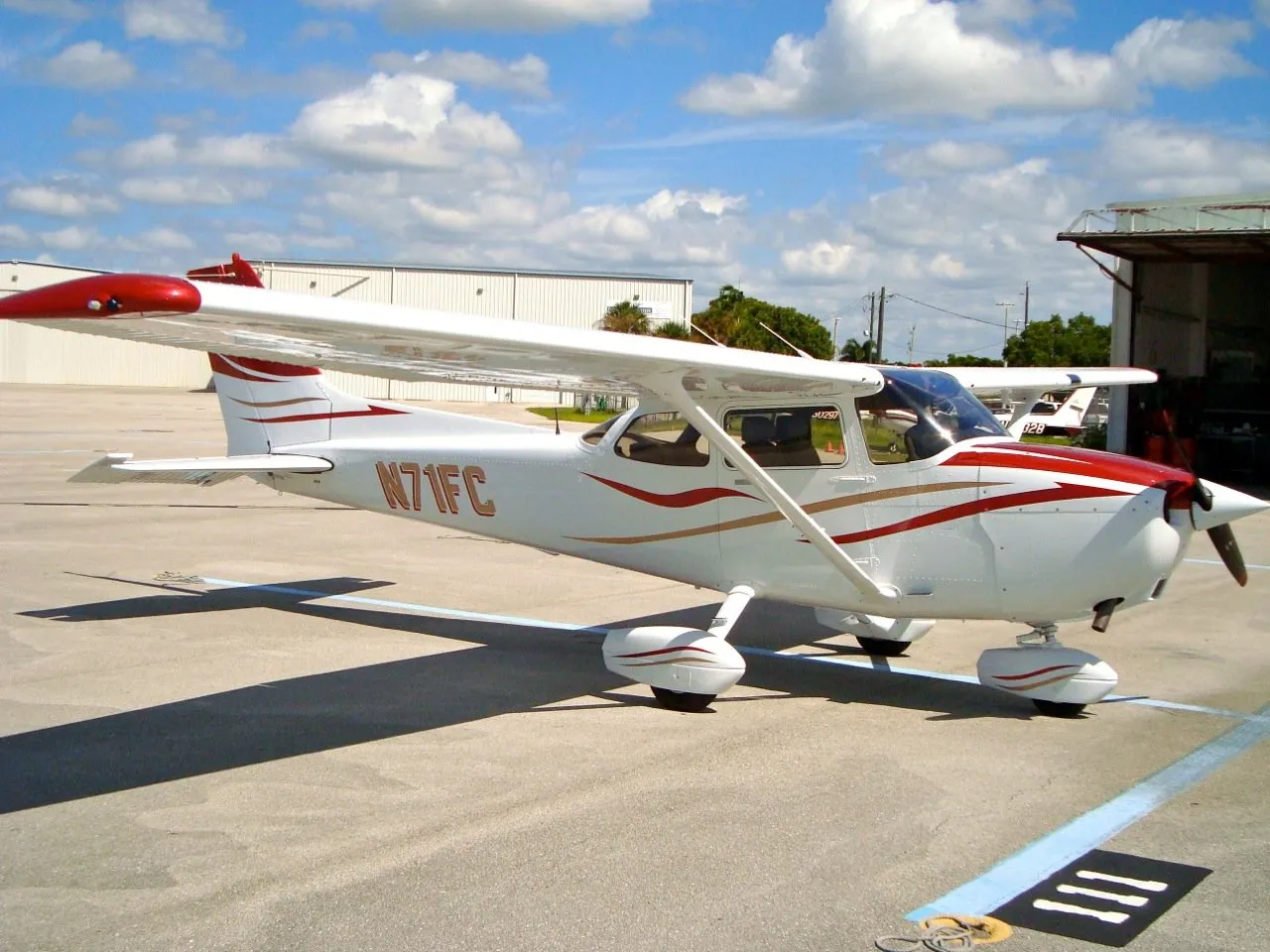 Naples Flying Club Cessna 172R, tail number N71FC